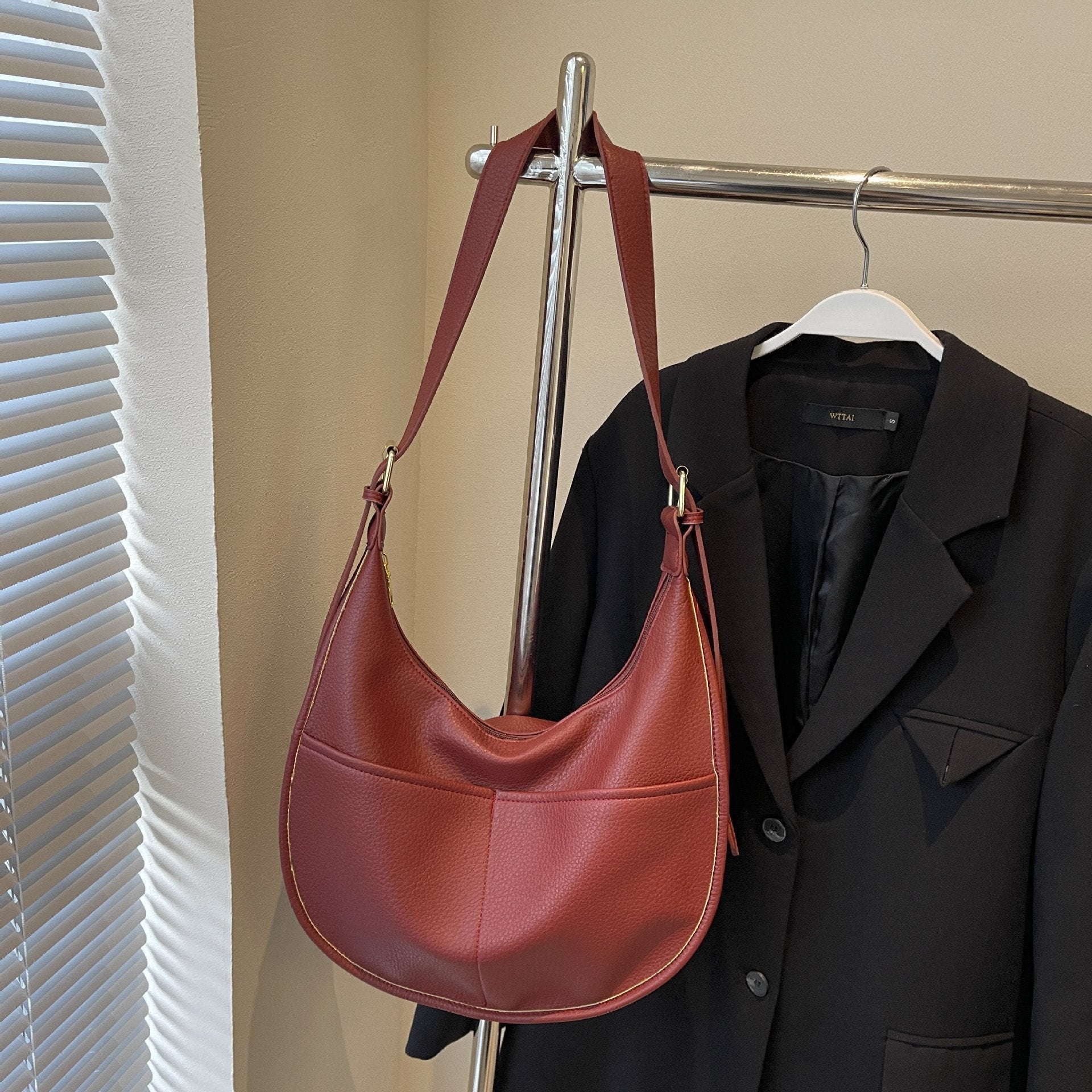 Len | Croissant Shoulder Bag