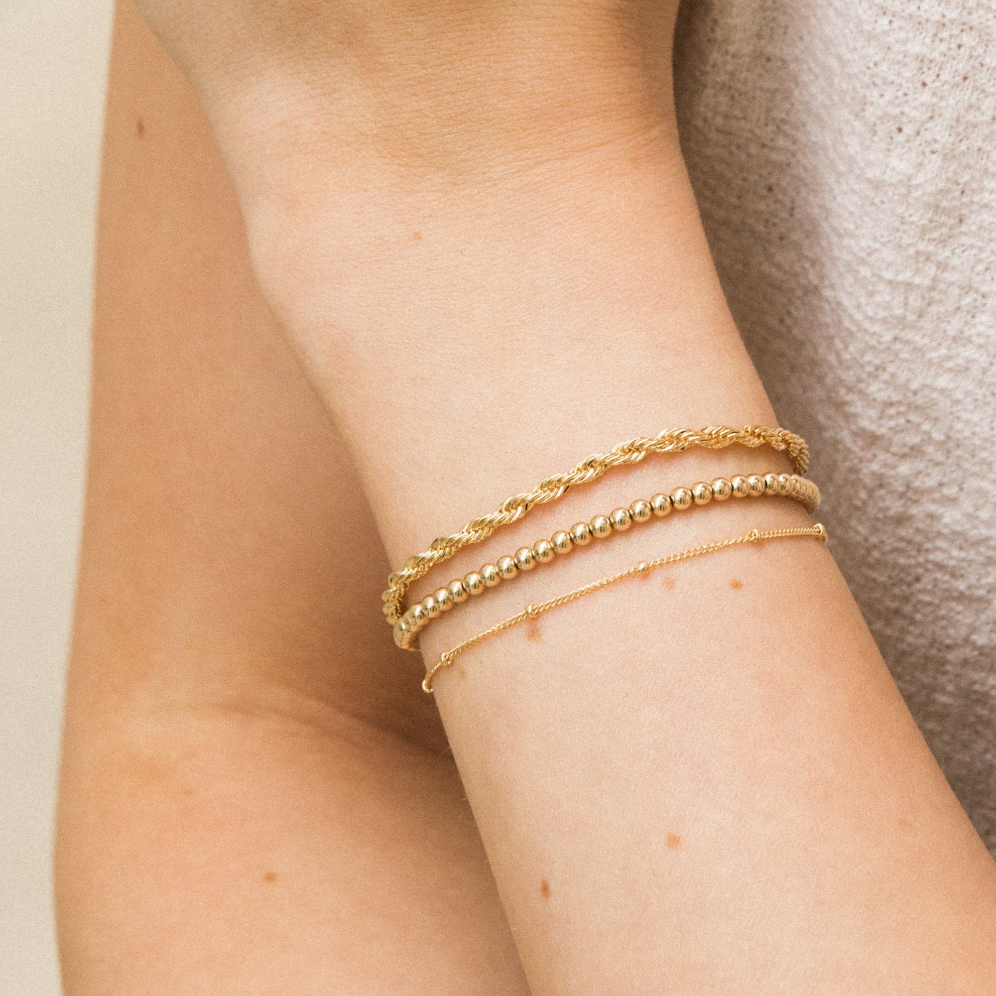 Delicate Wristwatch with Satellite Chain